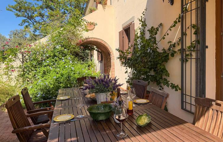Gemütliche 2-Zimmer-Wohnung mit Pool und Garten in der Nähe des Stadtzentrums von Marina Velca in Tarquinia, Viterbo Provinz