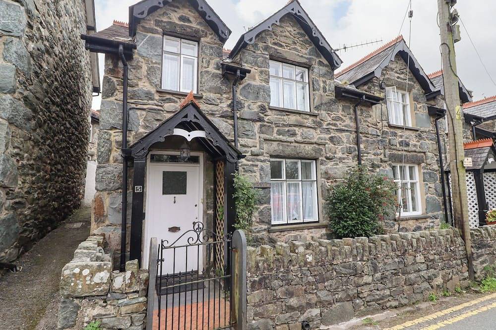 Artro View, family friendly, character holiday cottage in Llanbedr in Llanbedr, Snowdonia