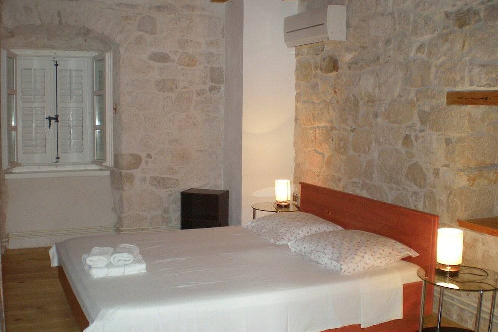 Erschwingliche Luxusvilla. Zentral. 3 min zum Strand und kostenlose Parkplätze. in Sutivan, Brac