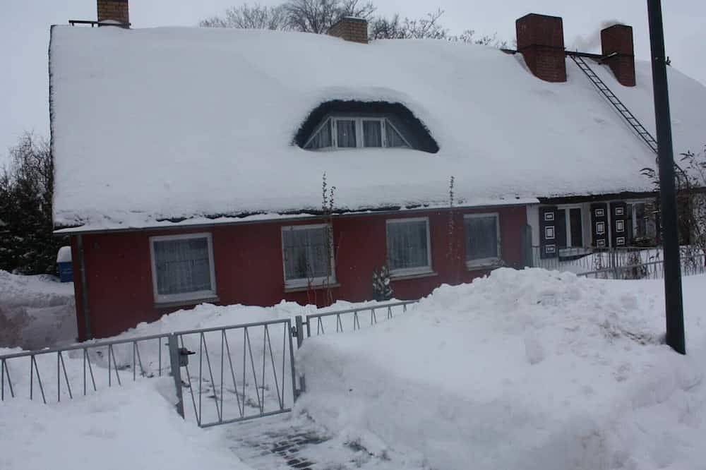 Semi-detached house with fireplace near the Bodden, central but quiet location in Born a. Darß, Born am Darß
