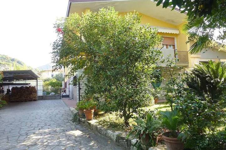Ferienwohnung für 6 Personen, mit Terrasse und Garten in Seravezza