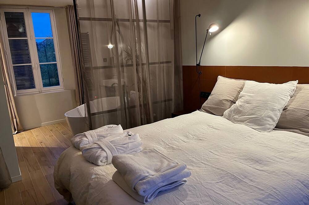 Appartement entier, Chambre double avec salle de bain in Villers-Cotterêts, Aisne
