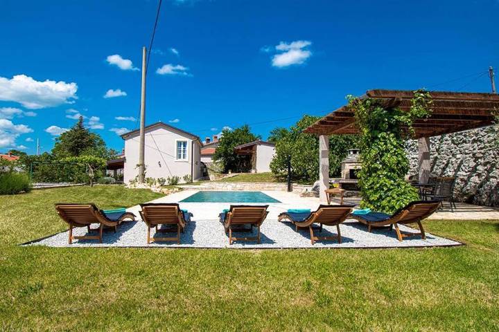 Location de vacances pour 6 personnes, avec piscine et jardin, animaux acceptés à Tinjan