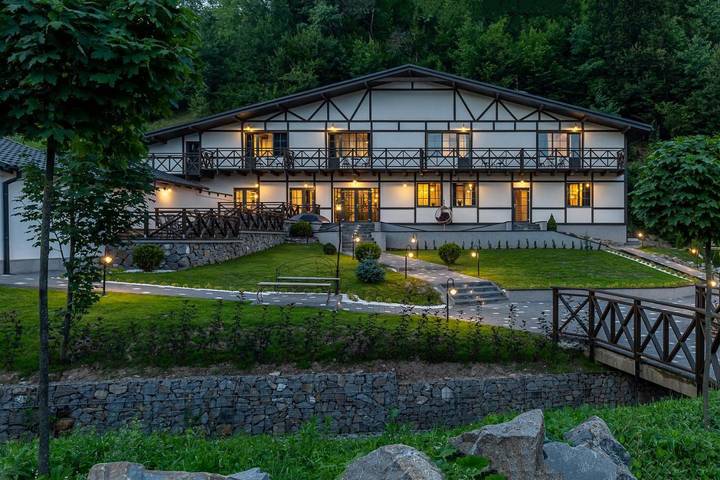 B&b per 6 persone, con Balcone e Terrazza nonché Giardino e Sauna in Ucraina