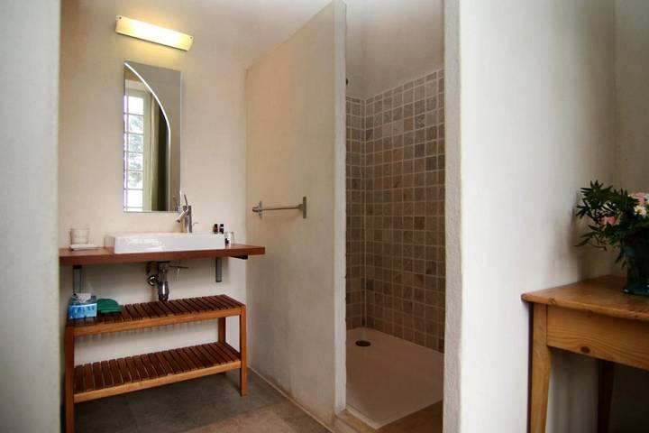 Location de vacances pour 6 personnes, avec jardin et piscine ainsi que sauna et jacuzzi, adapté aux familles à Villevieille - 3