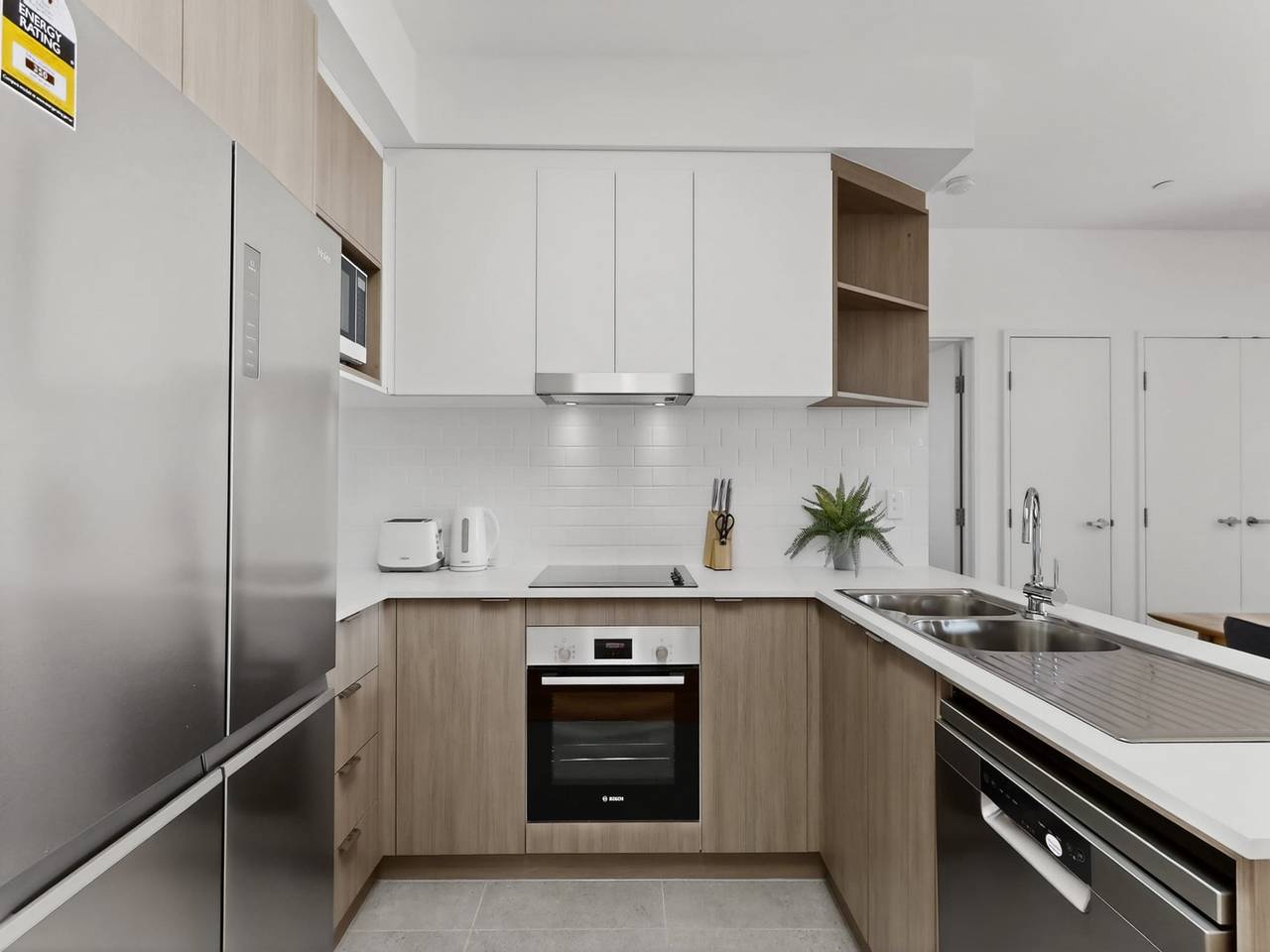 Hel leilighet, Romslig, nylig oppusset leilighet med 2 soverom og parkering på stedet in Cannington, Perth