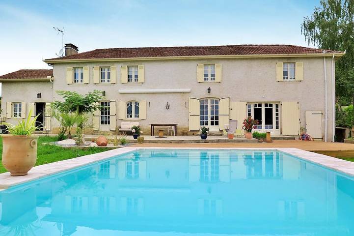 Location de vacances pour 9 personnes, avec piscine à Nassiet
