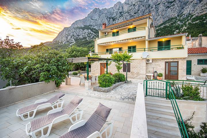 Ferienhaus für 8 Personen, mit Balkon/Terrasse und Garten sowie Pool in Makarska
