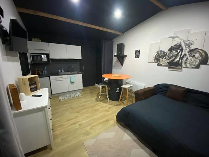 Gîte pour 2 personnes, avec Jardin et Piscine à Izon