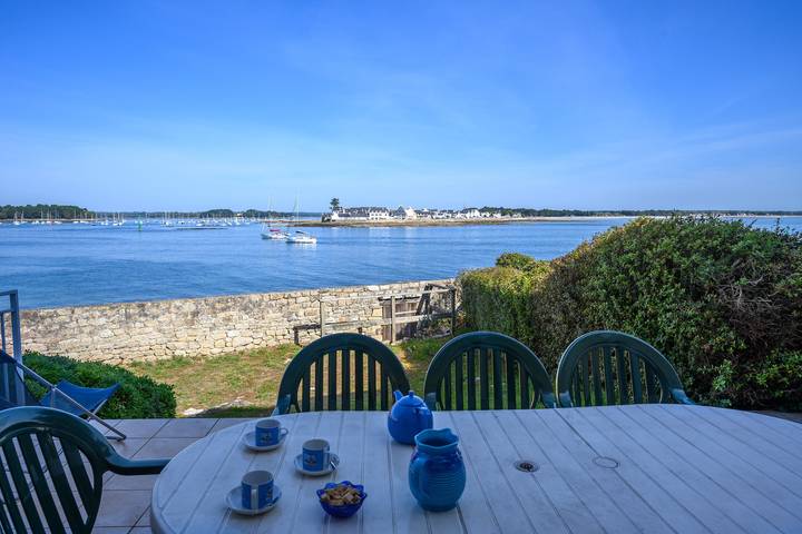 Maison de vacances 'Villa Les Pieds Dans L'eau' avec vue sur la mer, terrasse privée et Wi-Fi in Loctudy, Région de Quimper