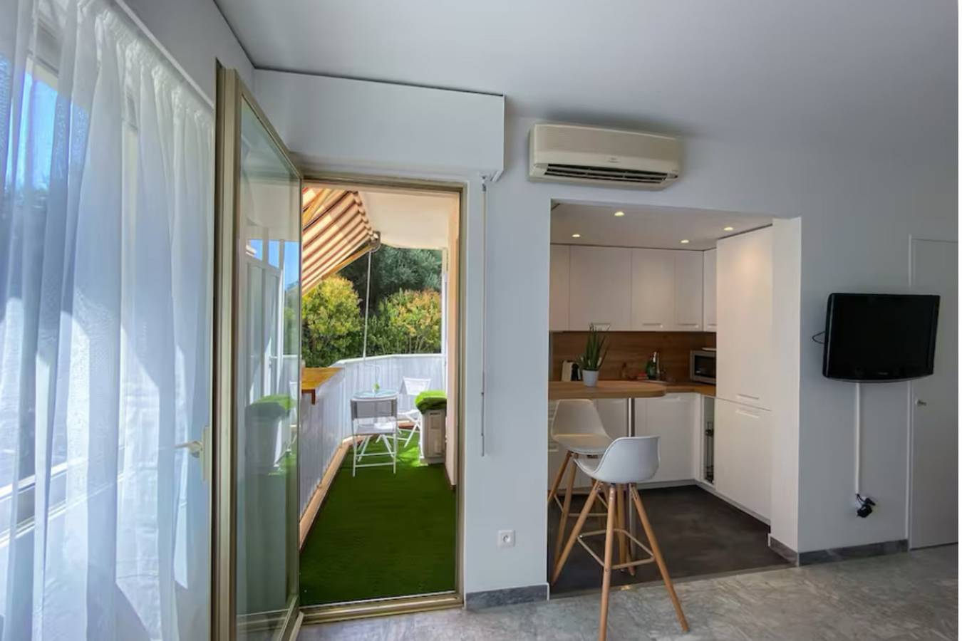 Entire studio, Charming flat with balcony in Juan Les Pins in Juan-les-Pins, Antibes