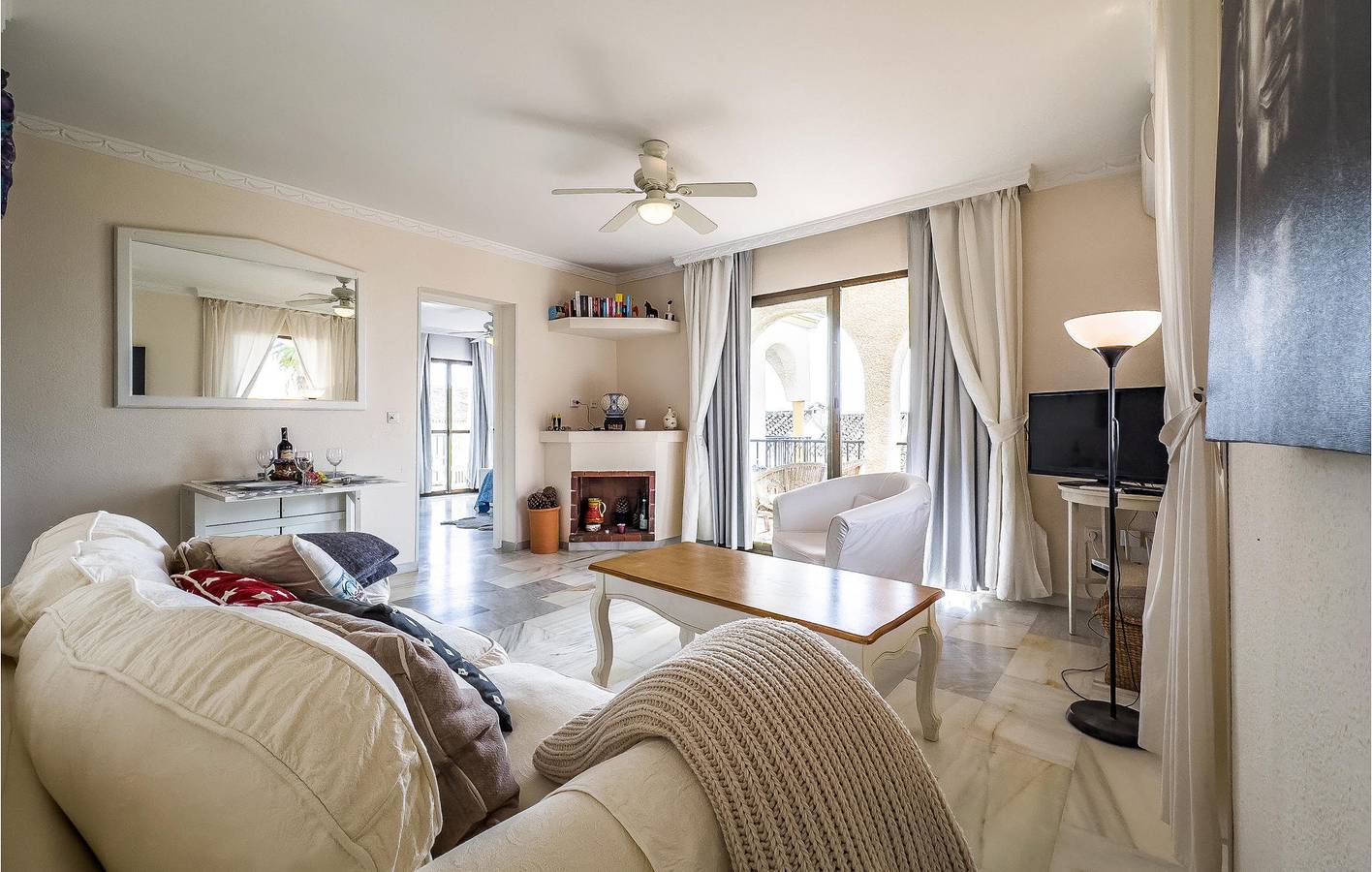 Geheel vakantieappartement, Appartement met zeezicht, zwembad en WiFi in Urbanizacion Fuentelegrales, Mijas