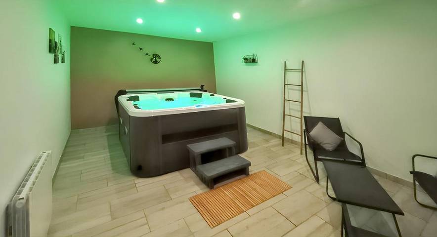 Location de vacances pour 12 personnes, avec jardin et terrasse, animaux acceptés à Saint-Pierre-de-Lamps