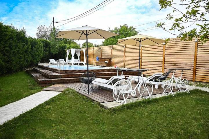 Location de vacances pour 11 personnes, avec piscine ainsi que balcon et jardin à Skopje
