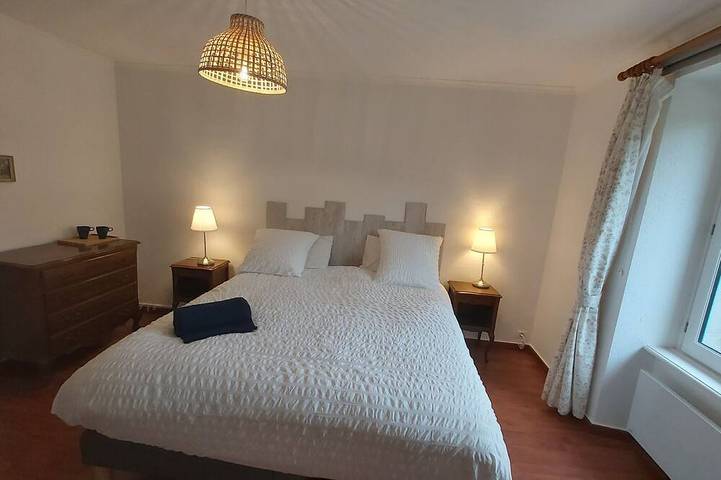 Gîte pour 2 personnes, avec Terrasse ainsi que Jardin et Piscine à Calorguen - 4