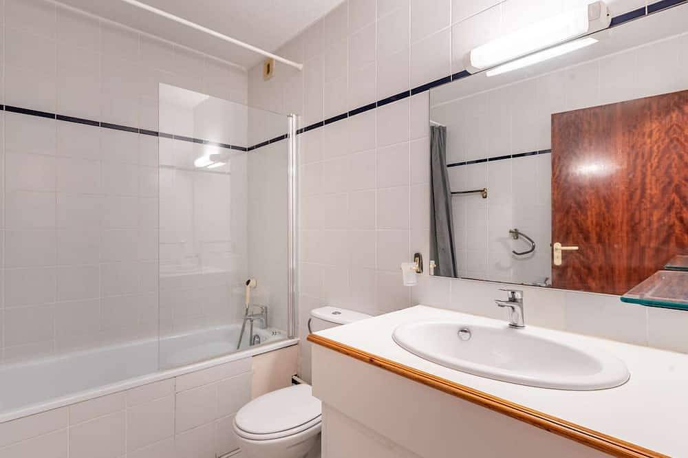 Entire apartment, Rustic Seafront Apartment in Hendaye with Balcony in Hendaye, Bayonne region