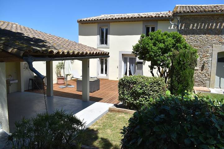 Gîte pour 4 personnes, avec terrasse ainsi que piscine et jardin, animaux acceptés