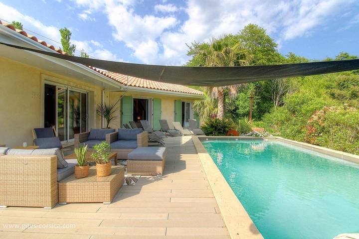 Gîte für 8 Personen, mit Terrasse und Garten sowie Pool und Ausblick auf Korsika
