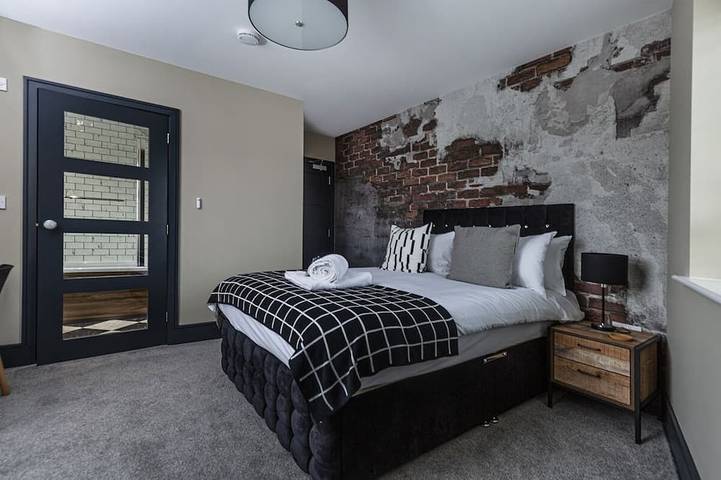 BOOTique House - Luxury Group Accommodation for 12 in Wakefield, West Yorkshire