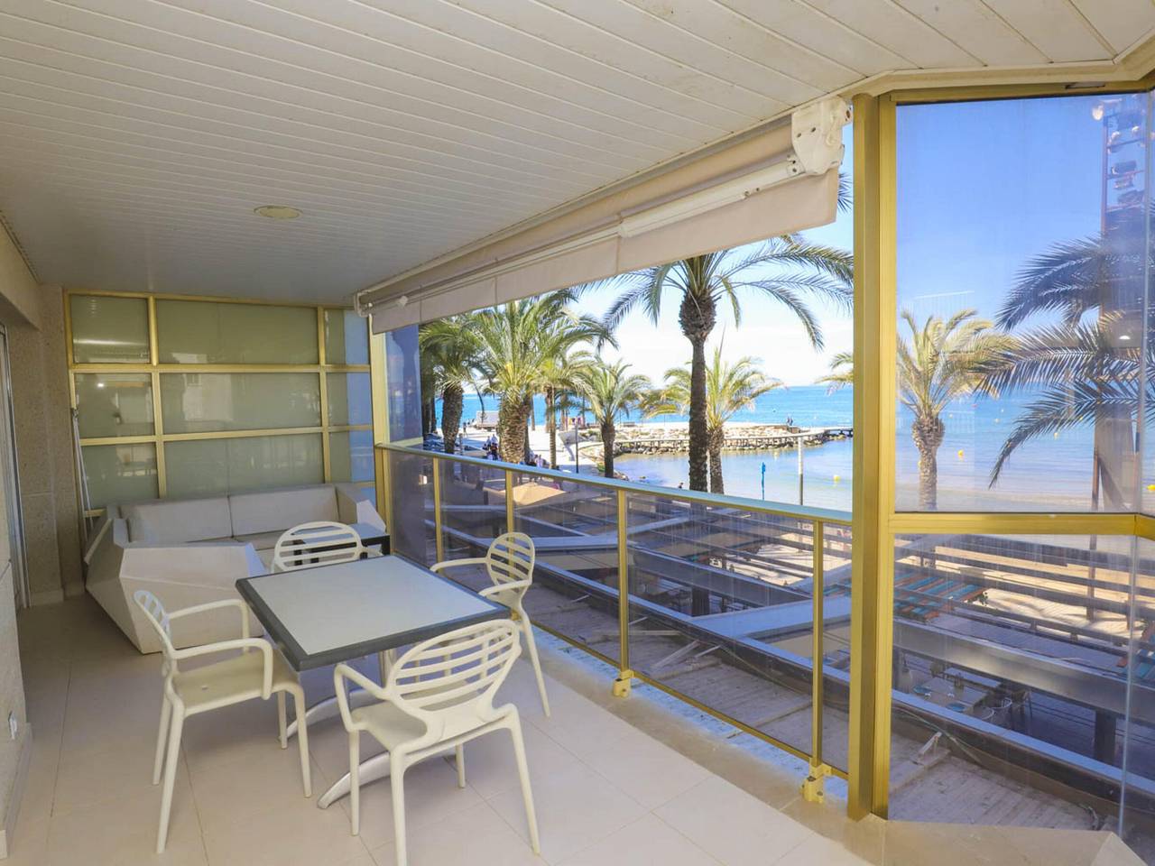 Appartement entier, Appartement Moderne en Bord de Mer avec Terrasse Panoramique, Accès Direct à la Plage et Climatisation in Cala dels Capellans (Salou), Salou