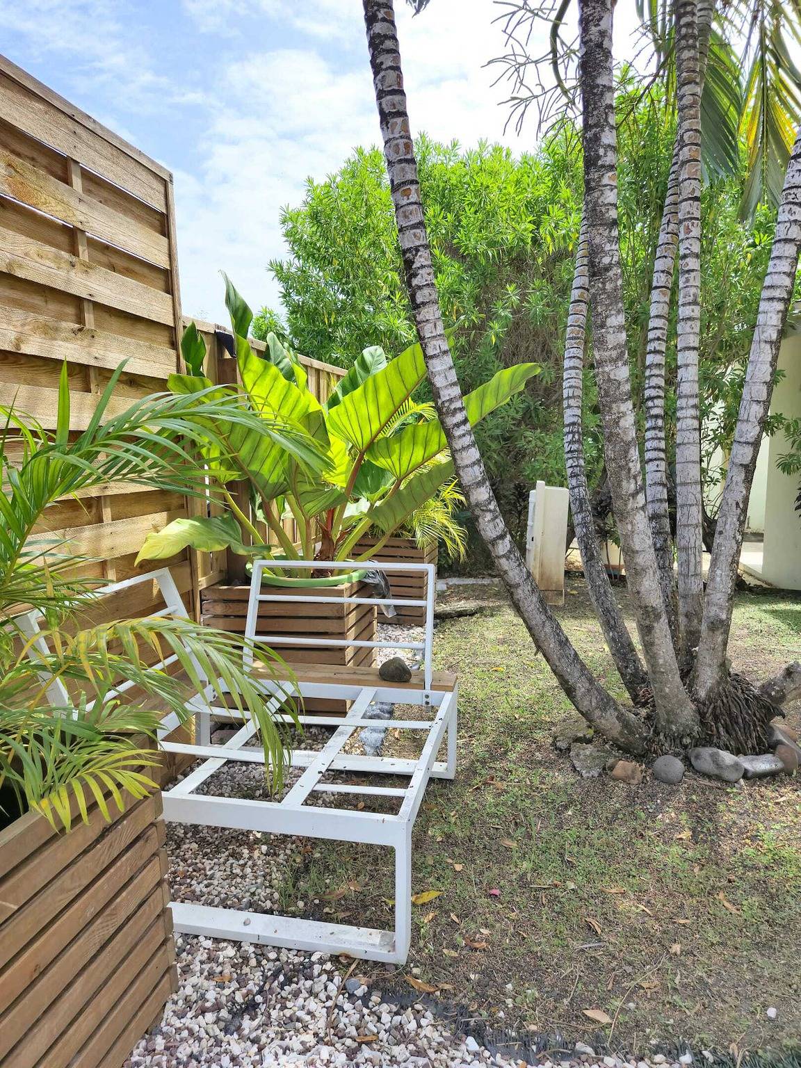 Encantadora casa en Sainte-Anne con pérgola de madera y jardín. in Sainte-Anne, Martinica