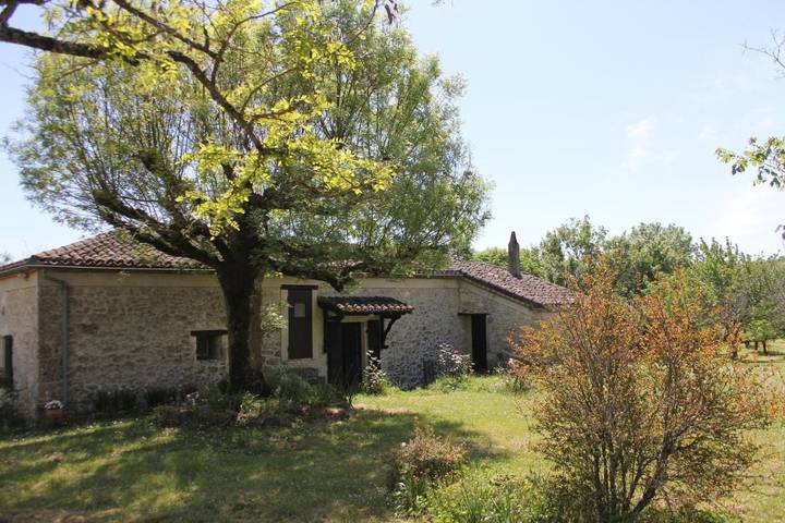 Location de vacances pour 4 personnes, avec Terrasse ainsi que Jardin et Vue à Valeilles