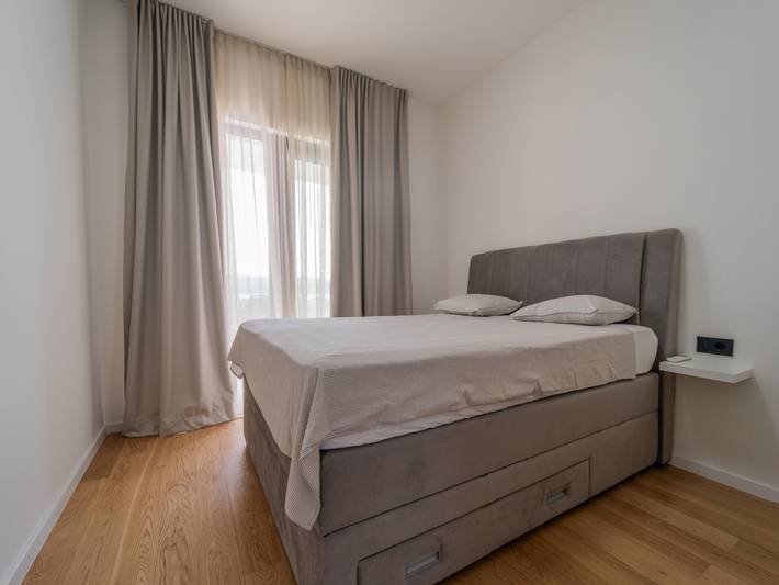 Villa pour 10 personnes, avec terrasse ainsi que piscine et jardin à Turanj - 4