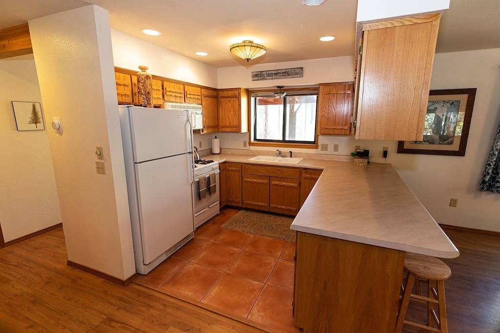 Pinetop-Lakeside home/3 bed/ 2 bath/treehouse/hot tub in Navajo County