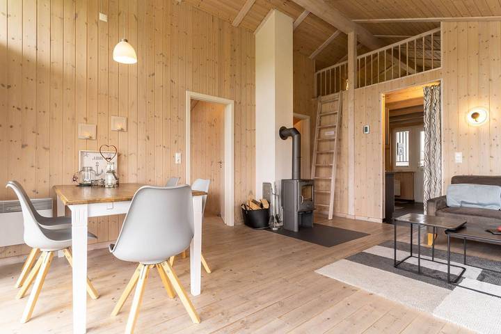 Ferienhaus mit Strandkorb, Kaminofen, Whirlpool und Sauna in Wesselburenerkoog, Kreis Dithmarschen