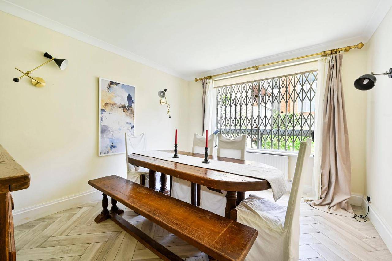 Three-Bedroom Villa in London, Südostengland