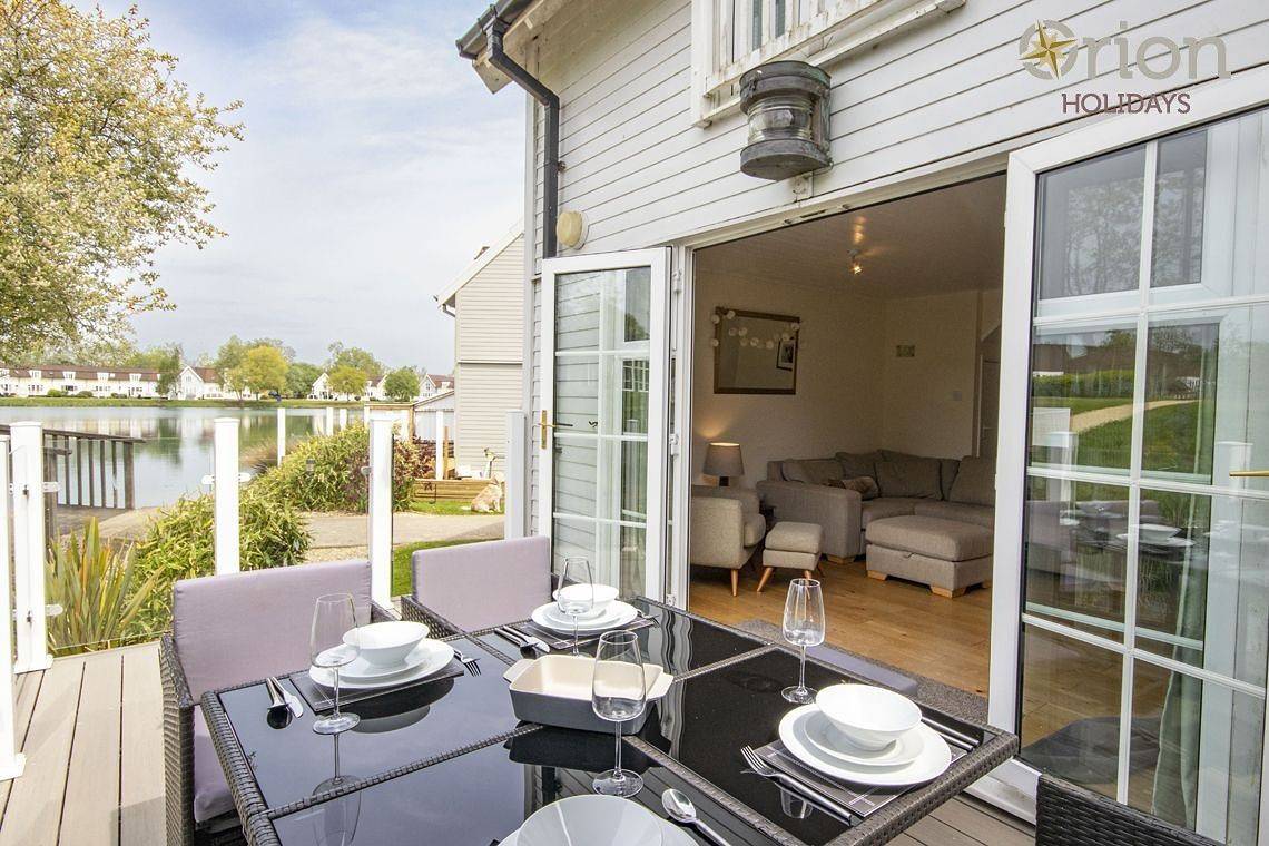 Isis Lakes 67, Wren Lodge in Gloucestershire