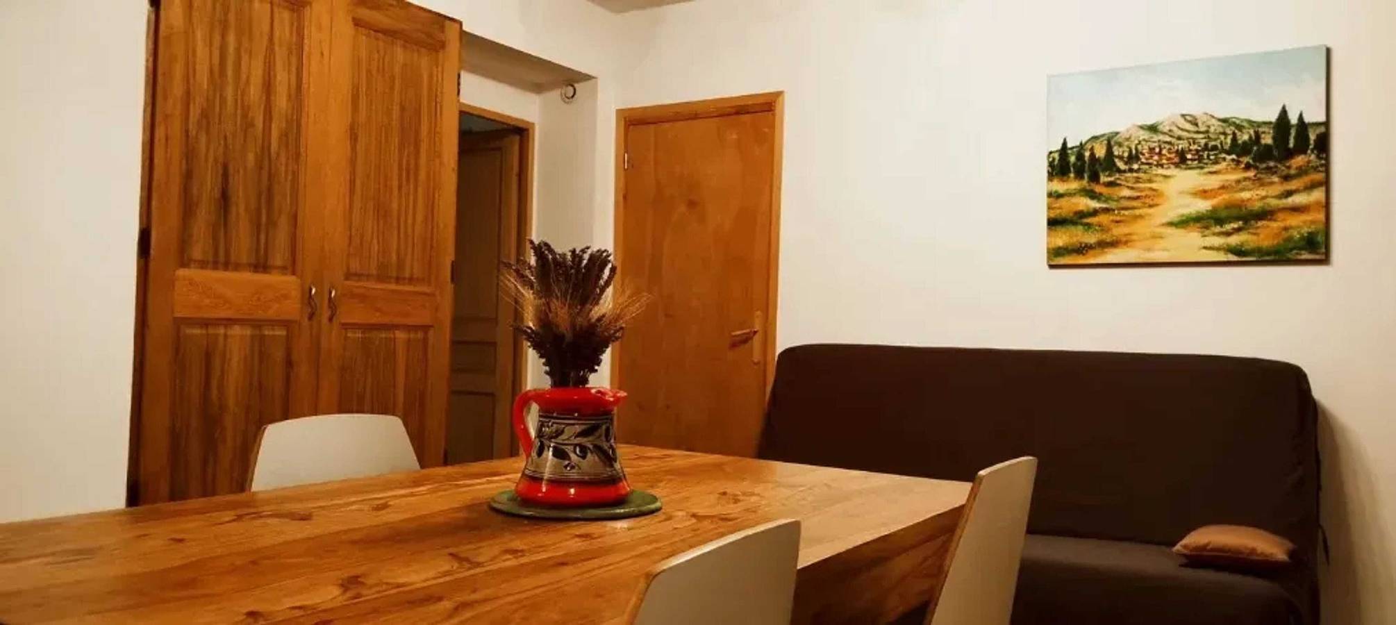 Appartement entier, Appartement charmant près d'Orange avec piscine partagée in Orange, Vaucluse