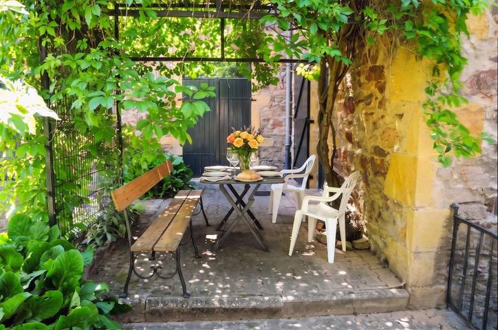 Gîte pour 4 personnes, avec vue et jardin à Lentilly