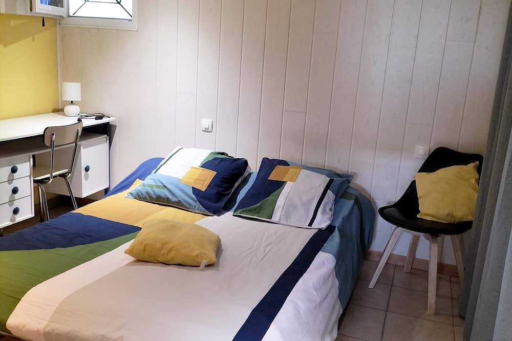 Apartamento entero, For Rent: 25 square meters, one-bedroom apartment with two rooms, kitchen, bedroom, and bathroom in Parthenay, Deux-Sèvres