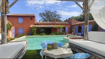 Location de vacances pour 10 personnes, avec terrasse ainsi que piscine et jardin à Lauris