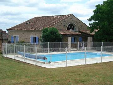 Gîte pour 6 personnes, avec jardin ainsi que piscine et terrasse, animaux acceptés en Charente