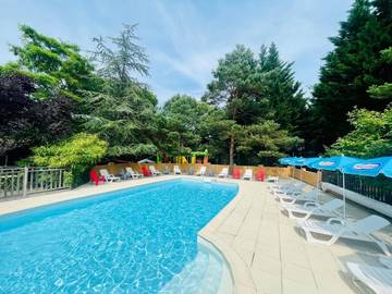 Location de vacances pour 5 personnes, avec piscine et terrasse à Camon