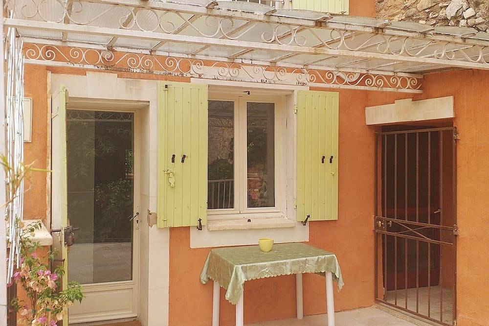 In the heart of Fontaine de Vaucluse, house overlooking the Sorgue river in Fontaine-de-Vaucluse, Vaucluse