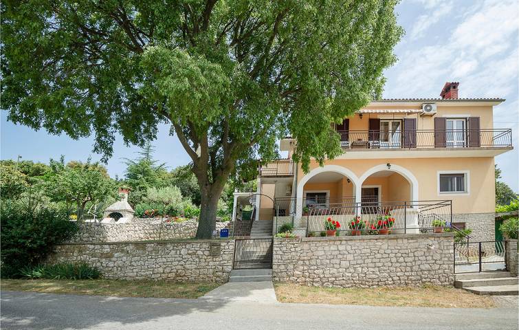 Ganze Ferienwohnung, Gemütliches Apartment mit 1 Schlafzimmer, Meerblick, WLAN und Terrasse, 1,5 km vom Strand entfernt in Raša, Ostküste Istrien