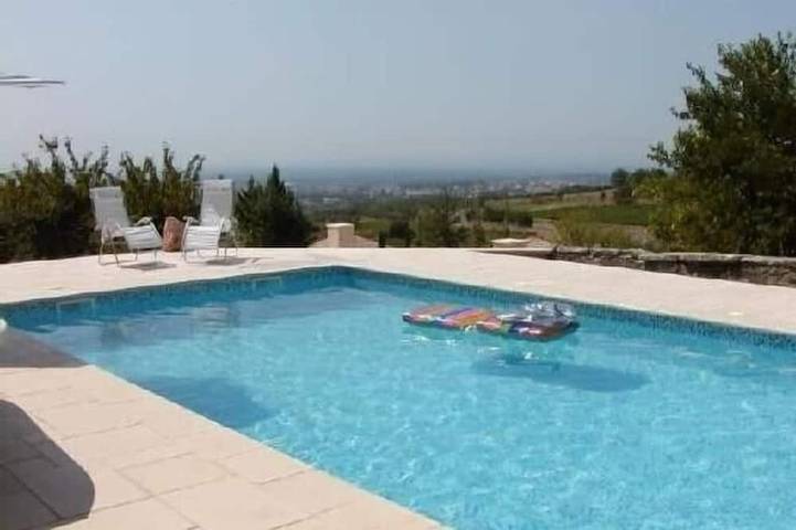Location de vacances pour 4 personnes, avec jardin ainsi que piscine et terrasse à Crillon-le-Brave