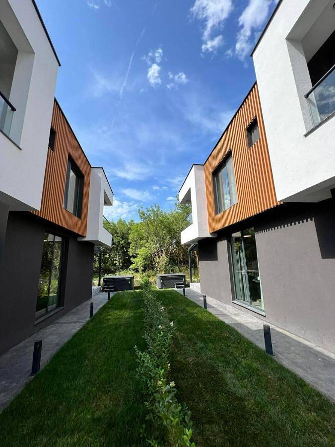 Ferienhaus für 8 Personen, mit Balkon und Terrasse sowie Whirlpool und Garten