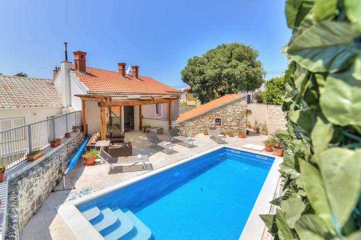 Location de vacances pour 10 personnes, avec jacuzzi ainsi que balcon et piscine, animaux acceptés à Novi Vinodolski - 2