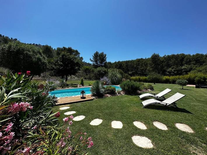 Location de vacances pour 2 personnes, avec jardin ainsi que jacuzzi et piscine à Aubagne - 3
