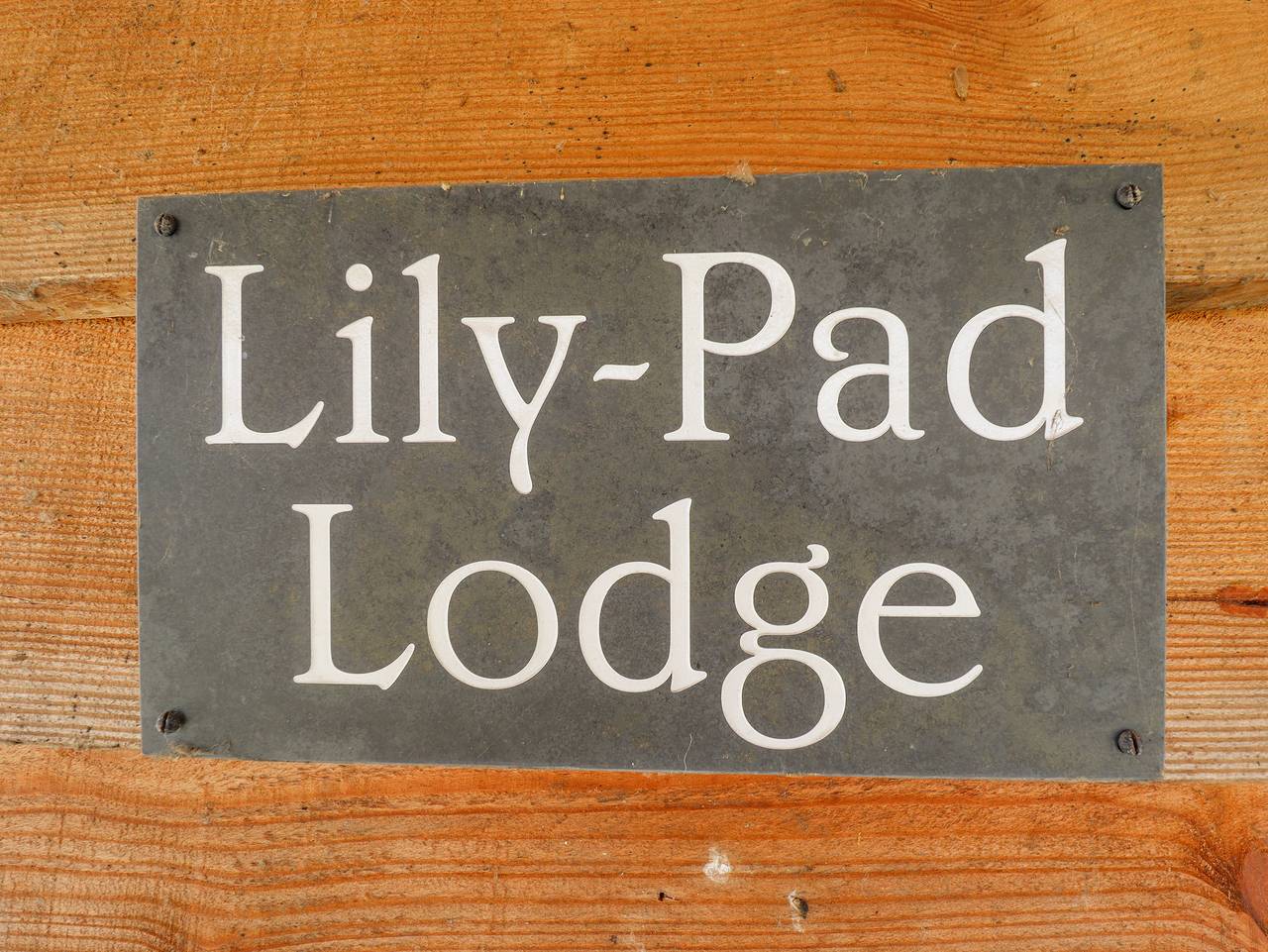 Lily-pad Lodge in Thorpe on the Hill, Lincolnshire