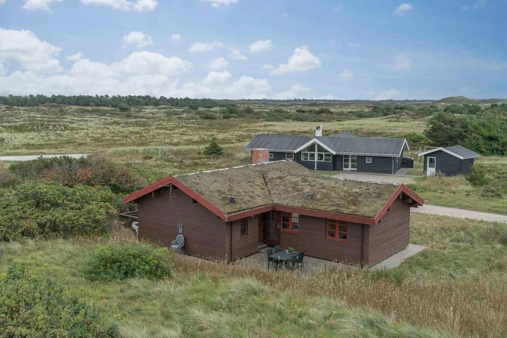 Gemütliches und authentisches Blockhaus mit Rasen auf dem Dach in Henne, Varde