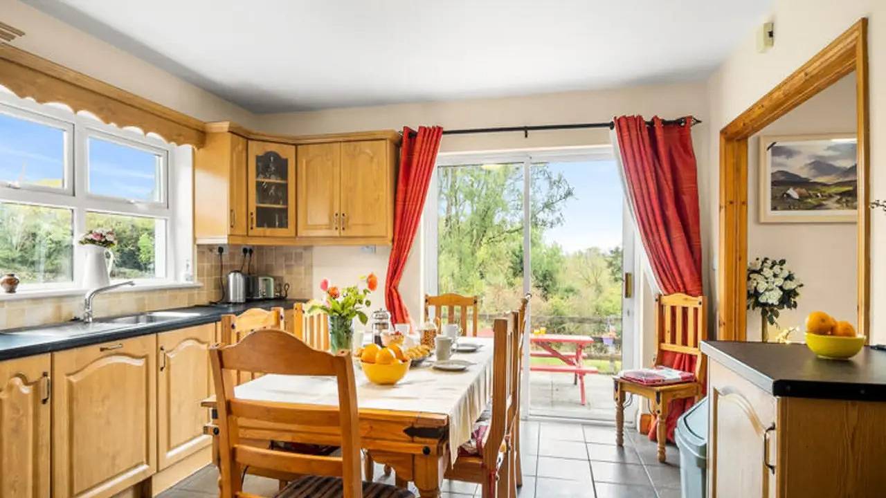 Entire holiday apartment, Ferienwohnung für 8 Personen (102 m²) in The Neale in Neale Electoral Division, Claremorris=Swinford Municipal District