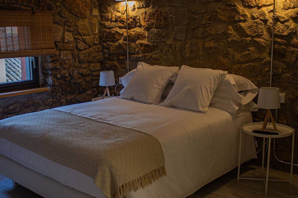 Entire apartment, The House of the Miracle. 2 bedroom penthouse. in Balaguer, Noguera