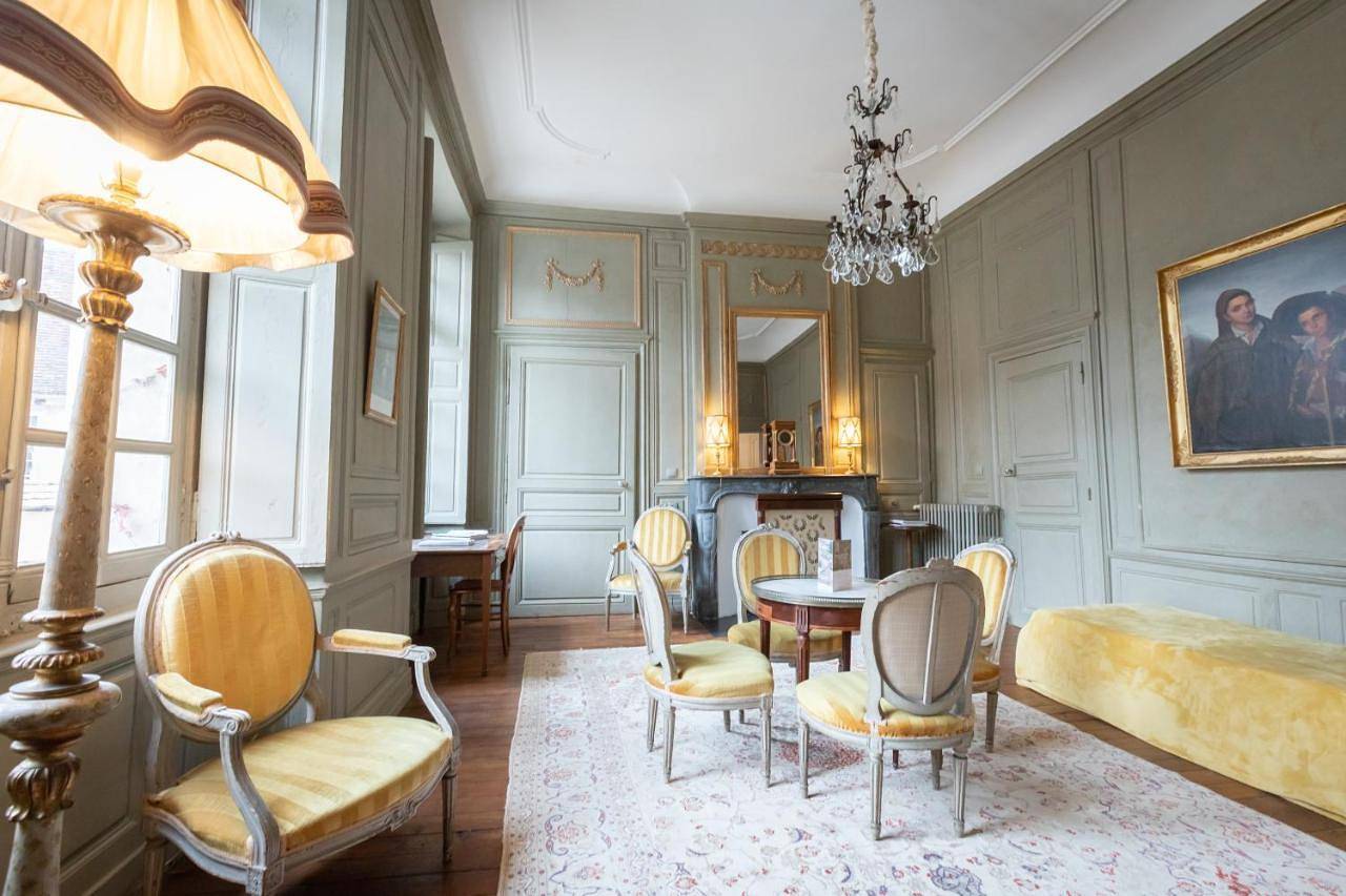 L'Hotel de Panette, Un exceptionnel château en coeur de ville - parking privé cour in Bourges, Région de Bourges