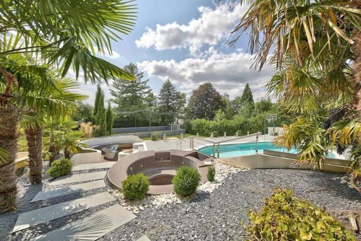 Location de vacances pour 10 personnes, avec Jacuzzi et Terrasse ainsi que Jardin et Piscine à Saint-Nom-la-Bretèche