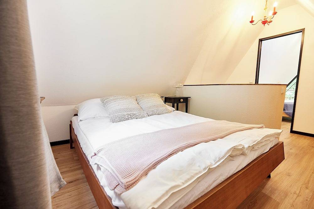 Modernes A-Frame mit Blick in den Wald und Terrasse in Grattersdorf, Vorderer Bayerischer Wald